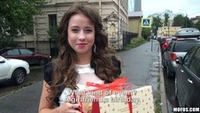 rozkłada pulchne nogi i się masturbuje