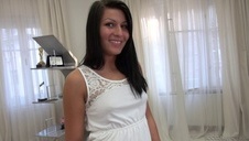 liże jej nawilżone stópki