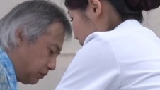 laska z dużymi pośladkami jest posuwana od tylca