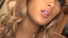 laska unosi zgrabne nogi a on pięknie ją rżnie