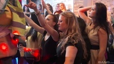 młoda suczka przechadza się nago po ulicy