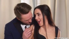 fajna suczka ugniata swe boskie piersi