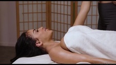 facet jedynie masuje jej nagie ciałko