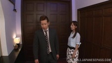 rucha małą azjatkę i spogląda na jej piersi