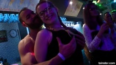 zasiadł wygodnie a ona liże mu patyczaka