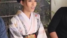 ściska jej dojrzałe suty i rucha ją na łyżeczkę