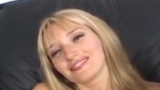 ślicznotka przeżywa orgazm życia