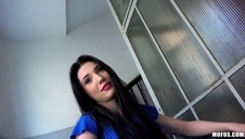 ładna blondynka obciąga długą pałkę