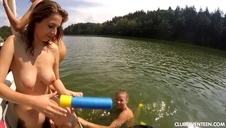 czekoladowa pała penetruje jej dupsko