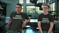 facet dogadza ślicznym nastolatkom