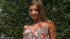 anal z super brunetką na stojaka