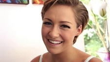 koleś delektuje się jej słodką waginą