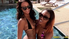 chłopak zabawia się z trzema nastolatkami