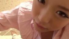 zboczona brunetka z czerwoną zabawką