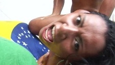 laska masuje jego czekoladowe ciało