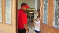 blond laseczka lubi jej wytatuowane ciało