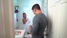 piękna blondi zabiera się za jego kutasa