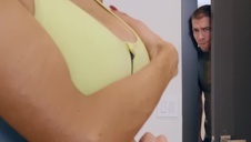 laseczka musuje swoją cipkę na kanapie