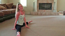 murzynek całuje ją po szyi podczas seksu