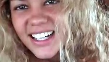 różowe włosy masturbujaćej się laseczki