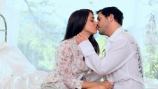 zgrabna okularnica ciągnie długiego penisa