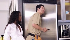 robi loda z zamkniętymi oczyma