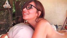 sylikonowa blondyneczka na łózku