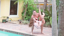 spust na jej małą i zgrabna dupkę