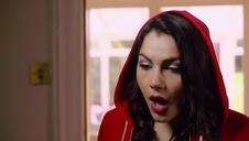 piękna brunetka ze smukłymi nogami