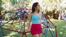 duży chłop penetruje cipkę nagiej brunetki