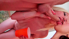 dwie panie degustują swoje ciałka