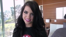 madison scott cięta na łóżku