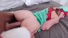 blond hiszpanka klęczy przed fiutem