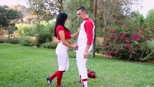 wkłada pięść w jej cipsko