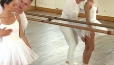 posuwa delikatną kobietę od tylca