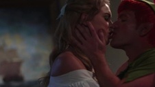 powoli zdejmuje swoje stringi