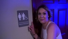 ma mokrą twarz po domówce