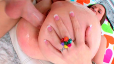 czarnowłosa rozbiera się do rosołu