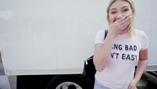 wesołą uczennica masuje szparkę w aucie