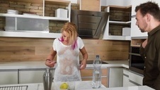 mamusia pozuje po kąpieli