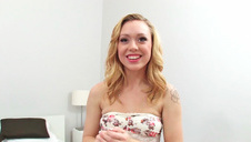 ociera się o boską blond laseczkę