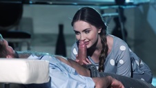 gorąca i cycata brunetka jest posuwana w obie dziurki