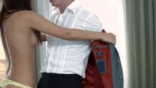 śliczna pani bierze sprzęt do ust