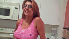 blond koleżanka siada na jej twarzy