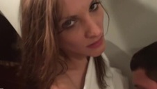 młoda dziewczyna z ciasną muszelką