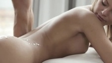 blondyn zabiera się za dziunię pod prysznicem