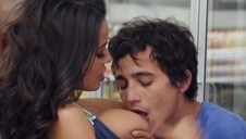 niebieskooka ślicznotka przed kamerką