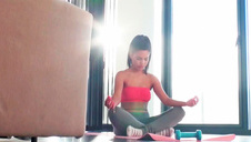 stara dama z czerwonymi pazurkami i seks zabawką