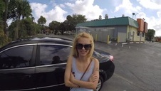 brunetka ma ładną buzię i wypina swoją dupę hd