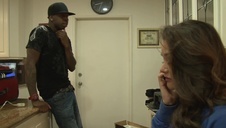 starsza pani zabawia się w wannie